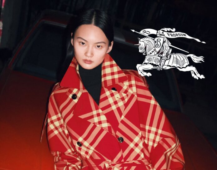 Rudou barvou nahradil dráčka Burberry.