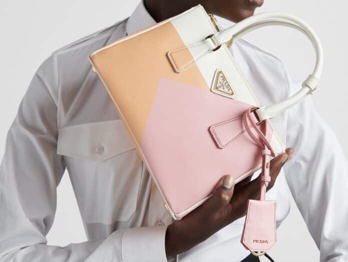 Limitovaná edice geometricky vyladěných kabelek Prada.