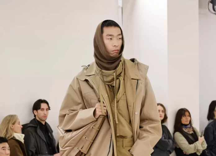 Elegantní vrstvení do své kolekce letos zapojila také módní značka Lemaire.