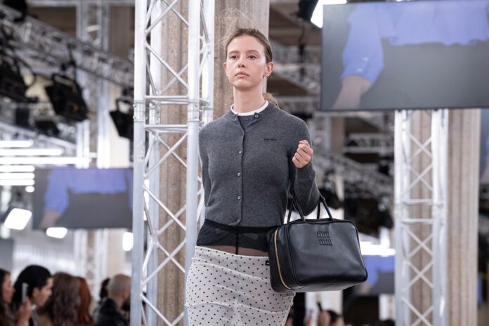 Skvělé officecore outfity předvedla v nejnovější kolekci také značka Miu MIu.