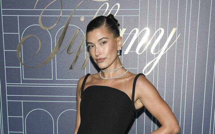 Nejikoničtější nositelkou Ballerina Sleek Bun je Hailey Bieber.