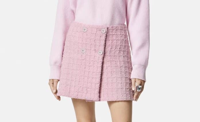 Mini sukně letos ovládl tvíd.