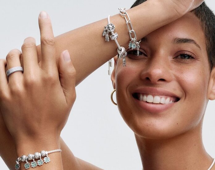 Pandora slaví nárůst prodejů v posledním čtvrtletí loňského roku.