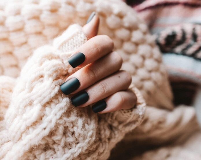 Letošní manikúře vládne grunge look.
