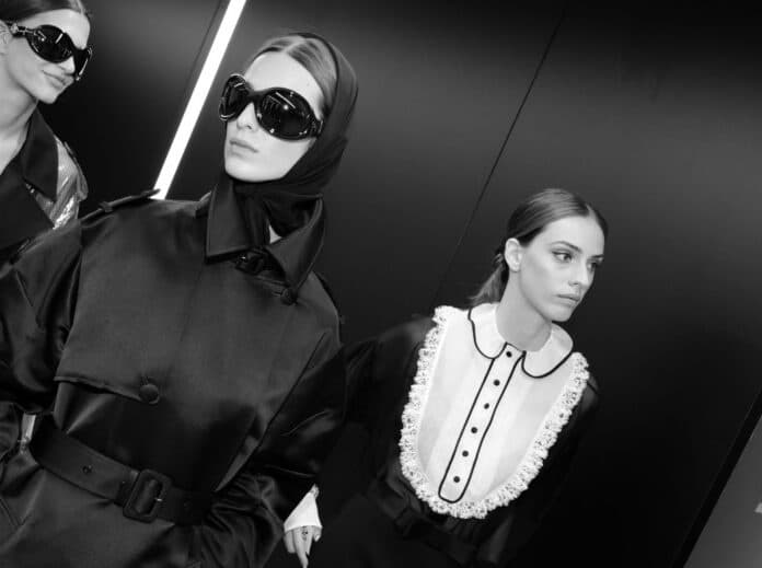 Černobílou kombinaci v jarní kolekci opěvuje i Dolce&Gabbana.