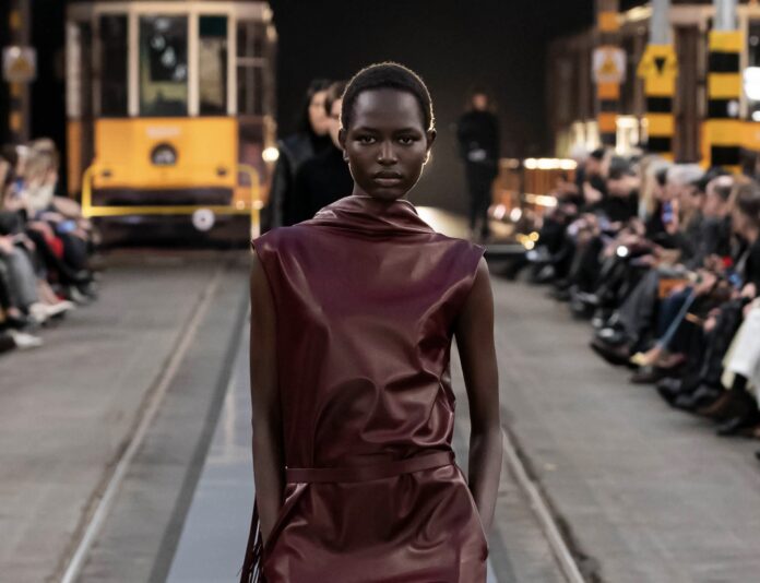 TOD'S představuje novou městskou módu v čele s interpretacemi trenchcoatu. TOD'S představuje novou městskou módu v čele s interpretacemi trenchcoatu.