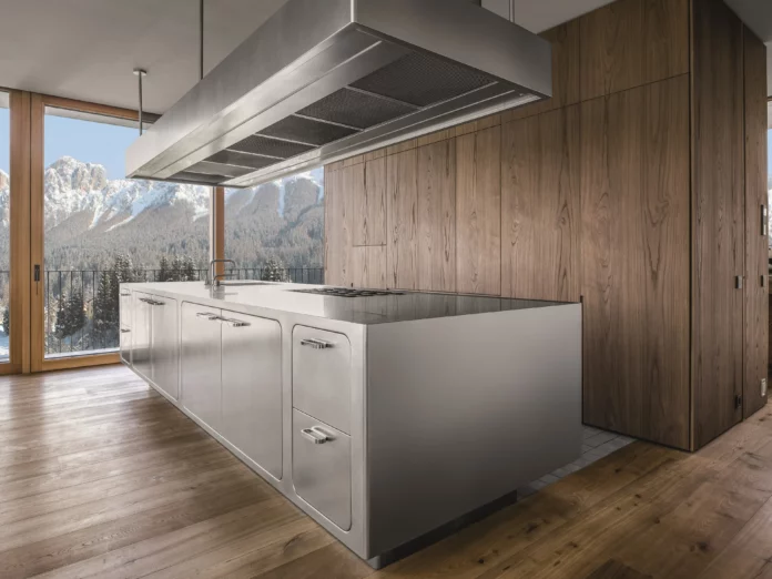 Rok 2024 v kuchyni kombinuje dřevo s kovem.