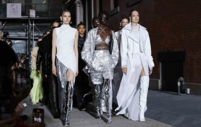 Tyl, šifon a síťovina vládnou několika jarním kolekcím.