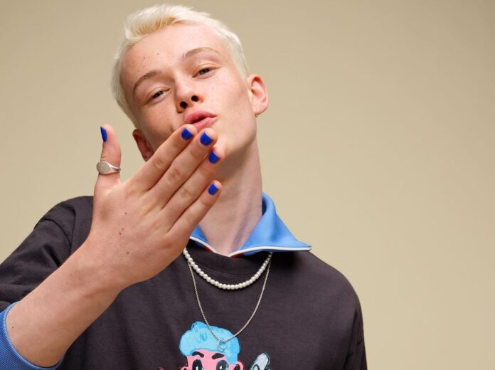 Laky na nehty jsou už dávno i pro muže.