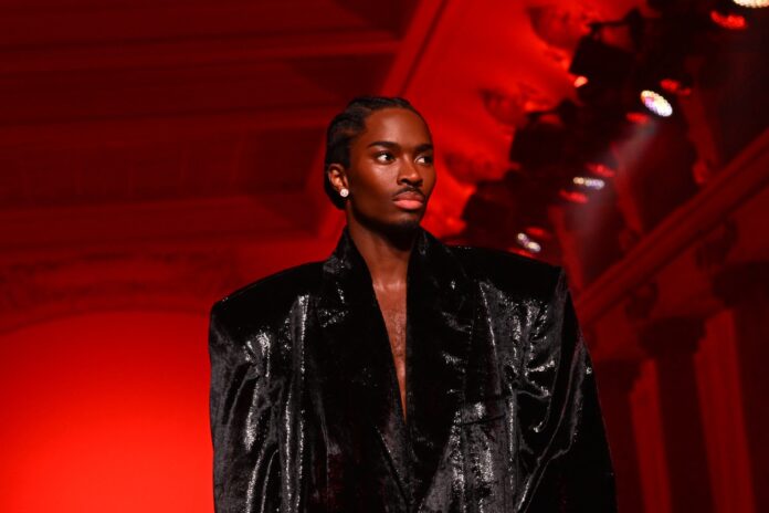 Supermodel Alton Mason s dokonalým make-up lookem.