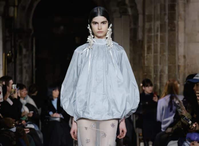 Simone Rocha předvádí náušnice z mašliček i peří. Simone Rocha předvádí náušnice z mašliček i peří.