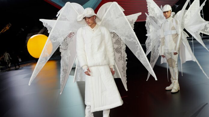 Louis Vuitton na podzim 2022 předvedl několik neočekávaných kreací. Louis Vuitton na podzim 2022 předvedl několik neočekávaných kreací.