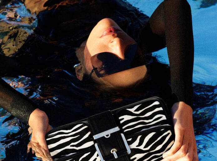 Michael Kors hodlá propagovat svou novou kabelku Colby.