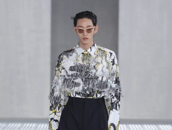 Typický grafický potisk nahrazuje velká loga.