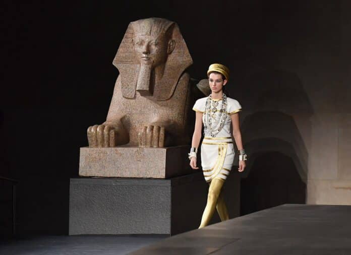 Chanel v roce 2018 přesunul svou přehlídku do egyptského chrámu.