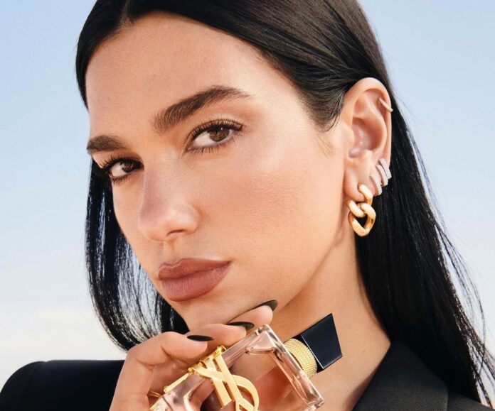 tváří nového Libre parfému se stala Dua Lipa