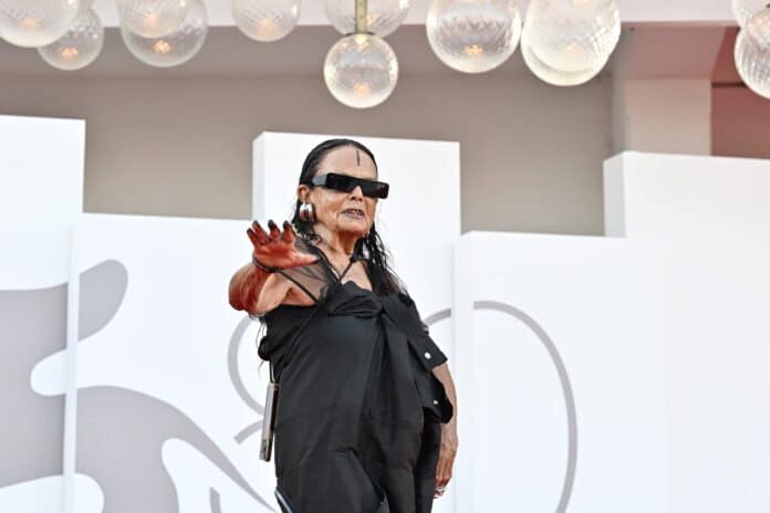 Michele Lamy na červeném koberci.