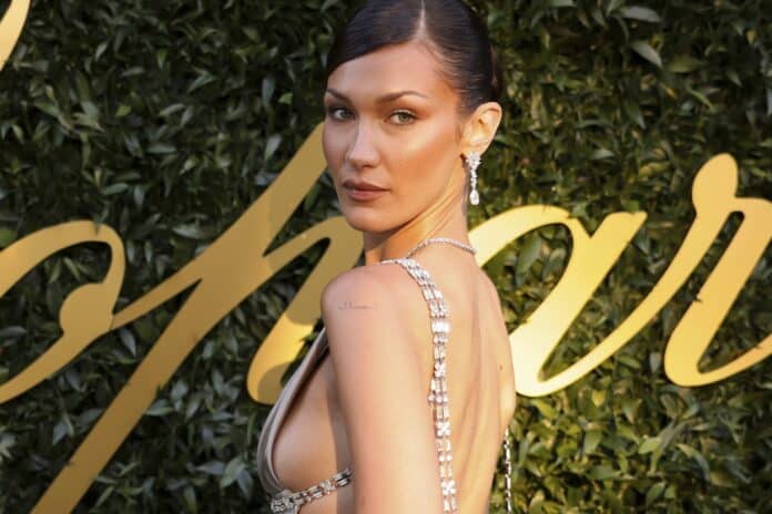 Bella Hadid v Cannes pro Chopard