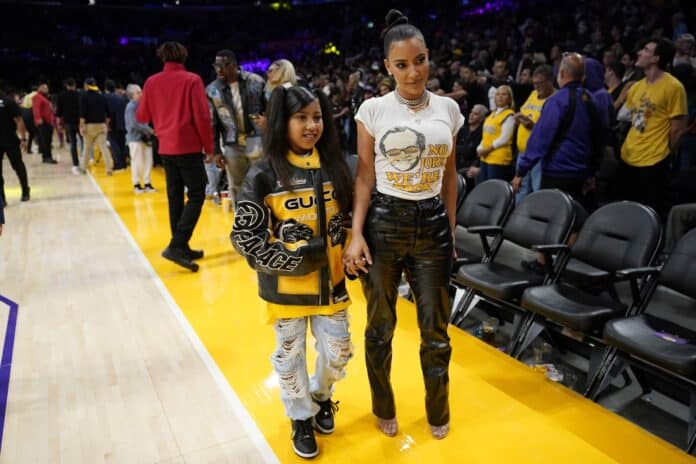 Kim Kardashian a její dcera North West na basketbalovém zápase Kim Kardashian a její dcera North West na basketbalovém zápase