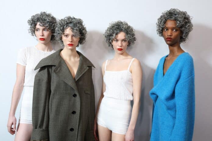 JW Anderson Fall 2024 RTW backstage JW Anderson šedé vlasy