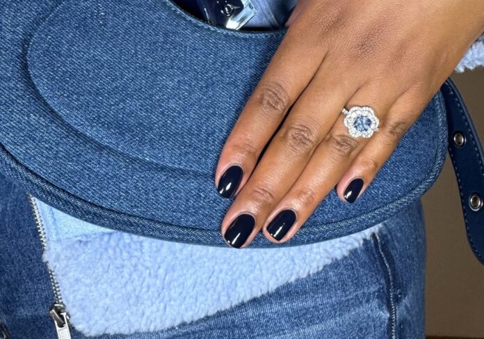 Essie Official denim blue lak na nehty
