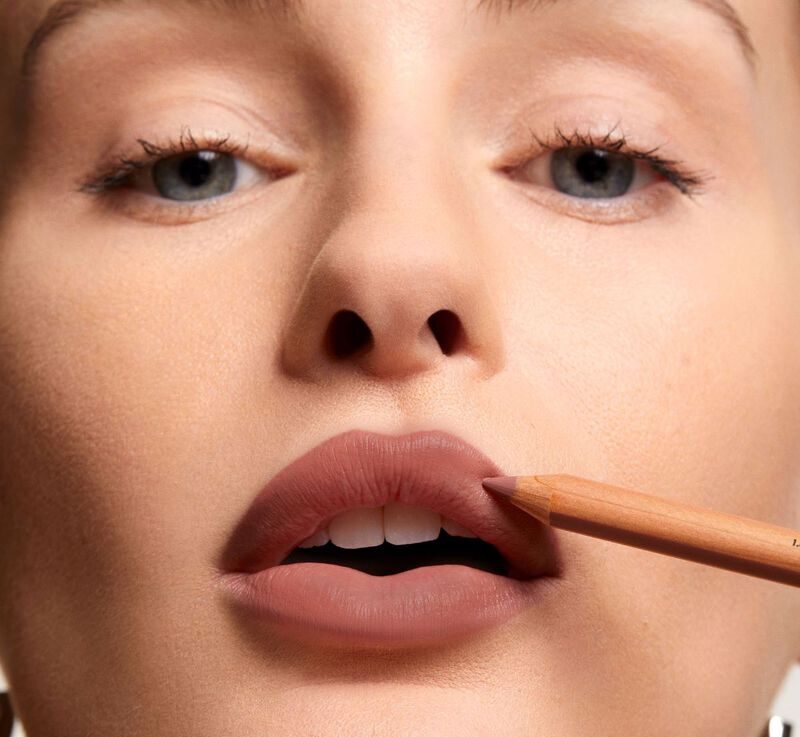 Make Up For Ever tužka na rty Wherever Walnut lip comba