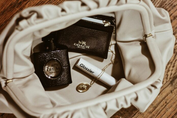 Unsplash kabelka uvnitř doplňky