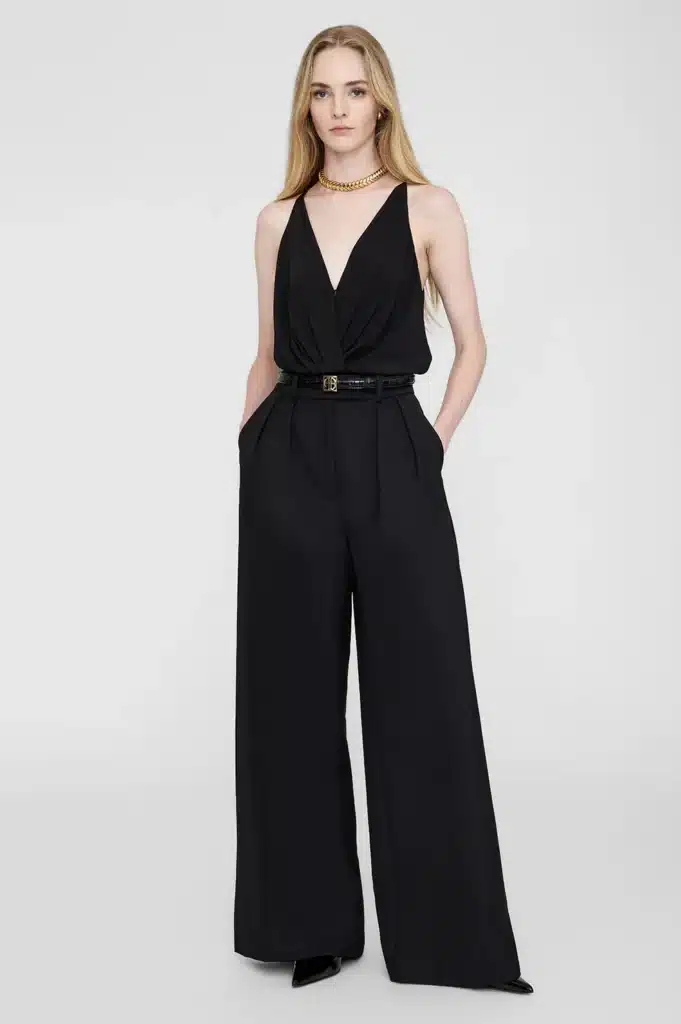Anine Bing hladké body variabilní outfity dovolená