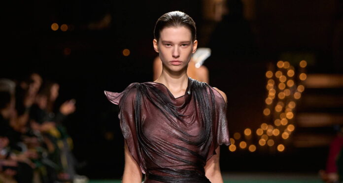 Victoria Beckham SS25 transparentní oblečení 2 Victoria Beckham SS25 transparentní oblečení 2