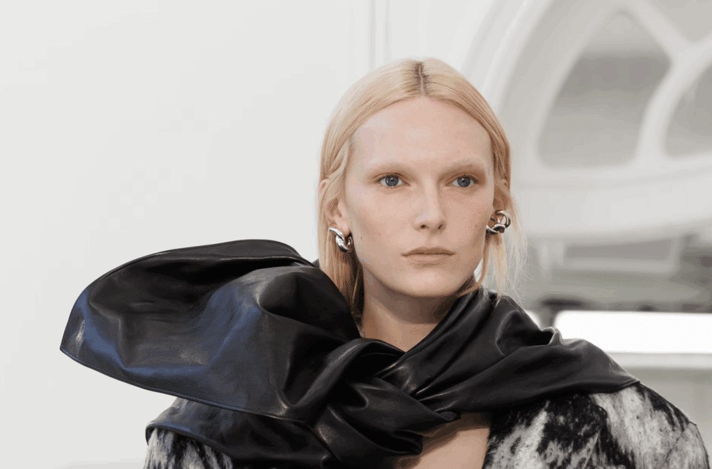 Znáte módní mistryni Sarah Burton? Značkám dává extrémní estetickou sílu