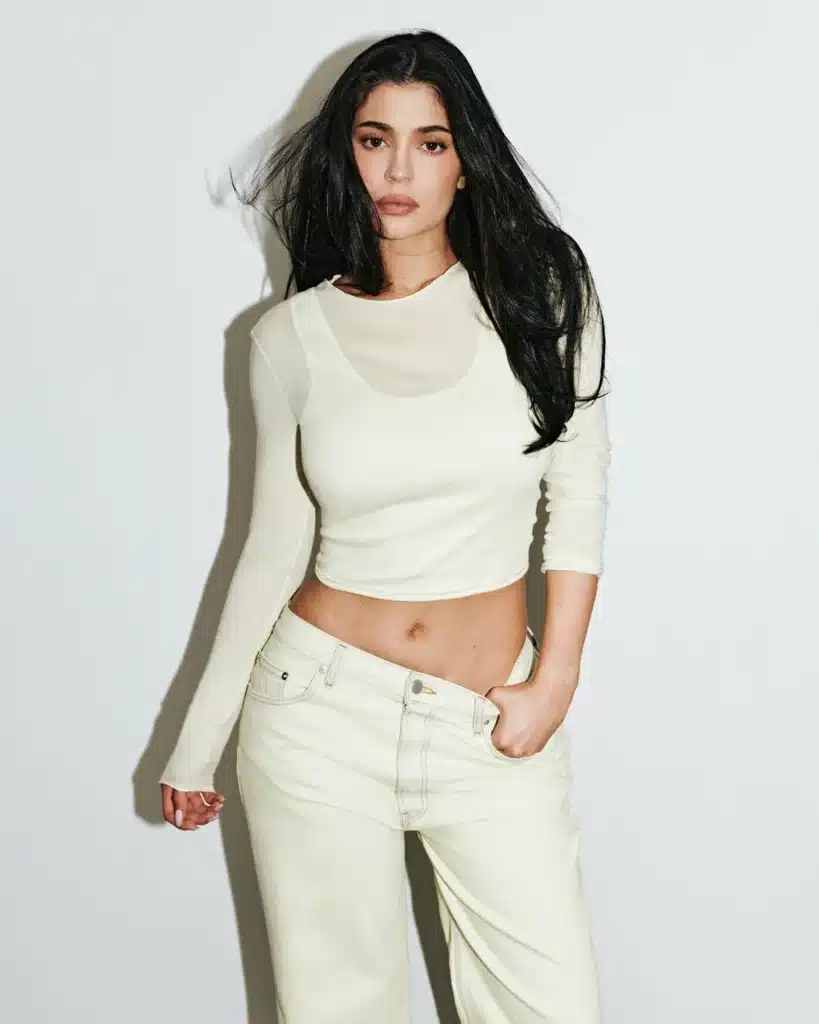 Kylie Jenner založila vlastní značku Khy v roce 2023. Po velkém boomu s latexovými šaty a mini blůzkami přišel útlum. Letos v dubnu na hudebním festivale Coachella naznačila influencerka, že značku čeká rebranding. Na konci měsíce přišel první drop.