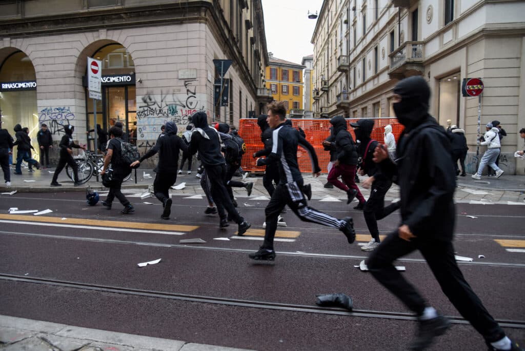  Milan police clash with protesters on second day of unrest